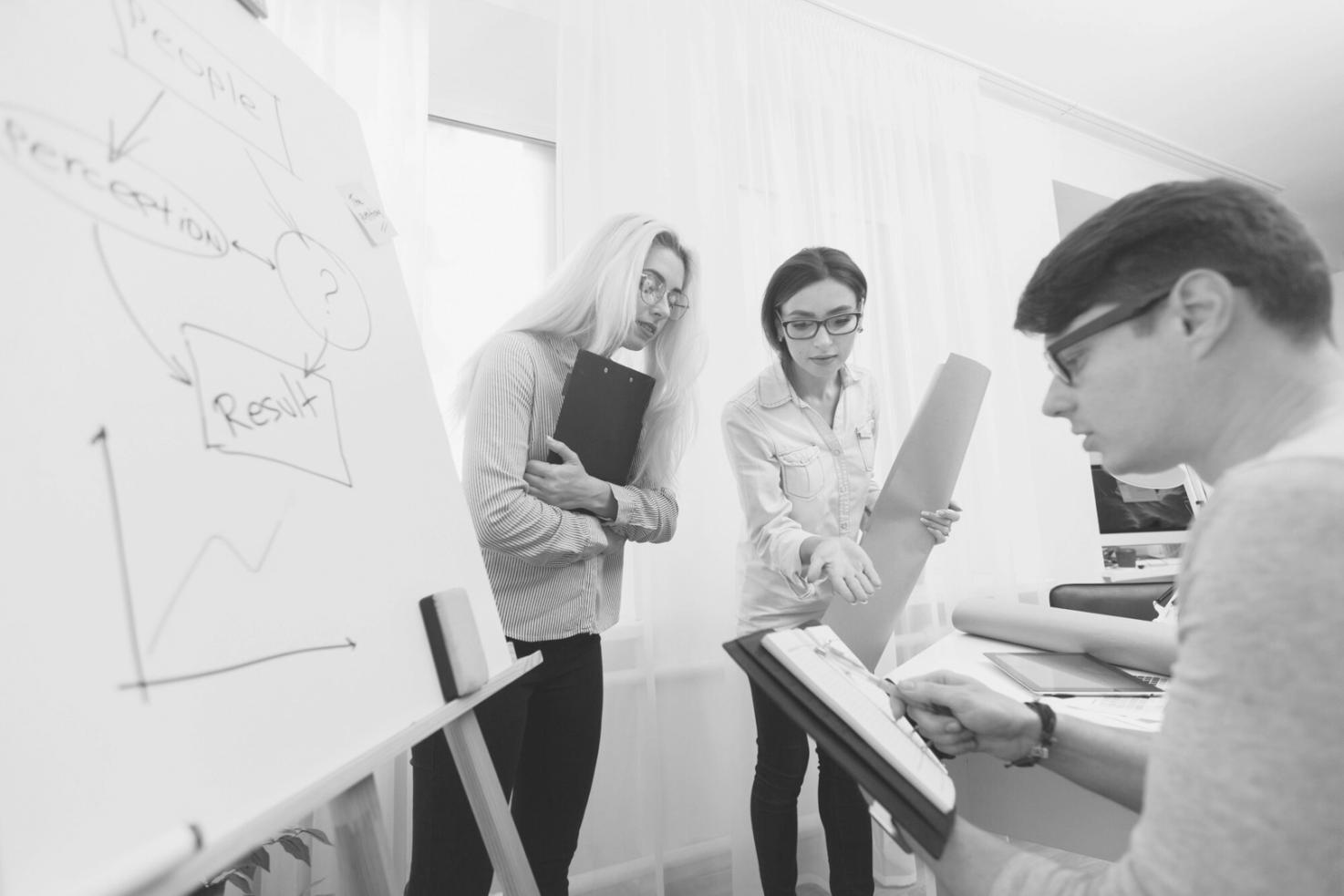 Mesa de trabalho com calculadora e planeamento financeiro detalhado